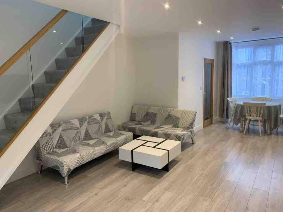 The Villas, Newly Refurbished Modern Home - Free Parking, Prime, Netflix Μπάκινγχαμ Εξωτερικό φωτογραφία